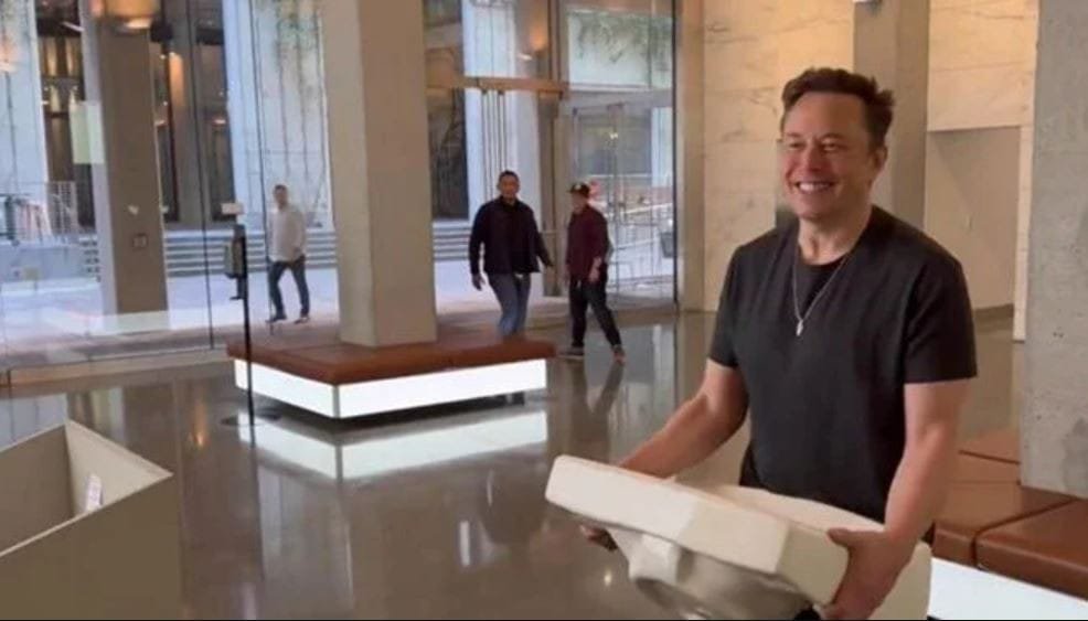 Elon Musk'ın Twitter'a Girişi: Bir Lavabo ile Yüzde Yüz Medya Dikkati