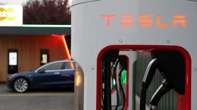 ukrayna-sinirinda-tesla-superchargerlar-ucretsiz-sarj-sunuyor-gDtknxae.jpg