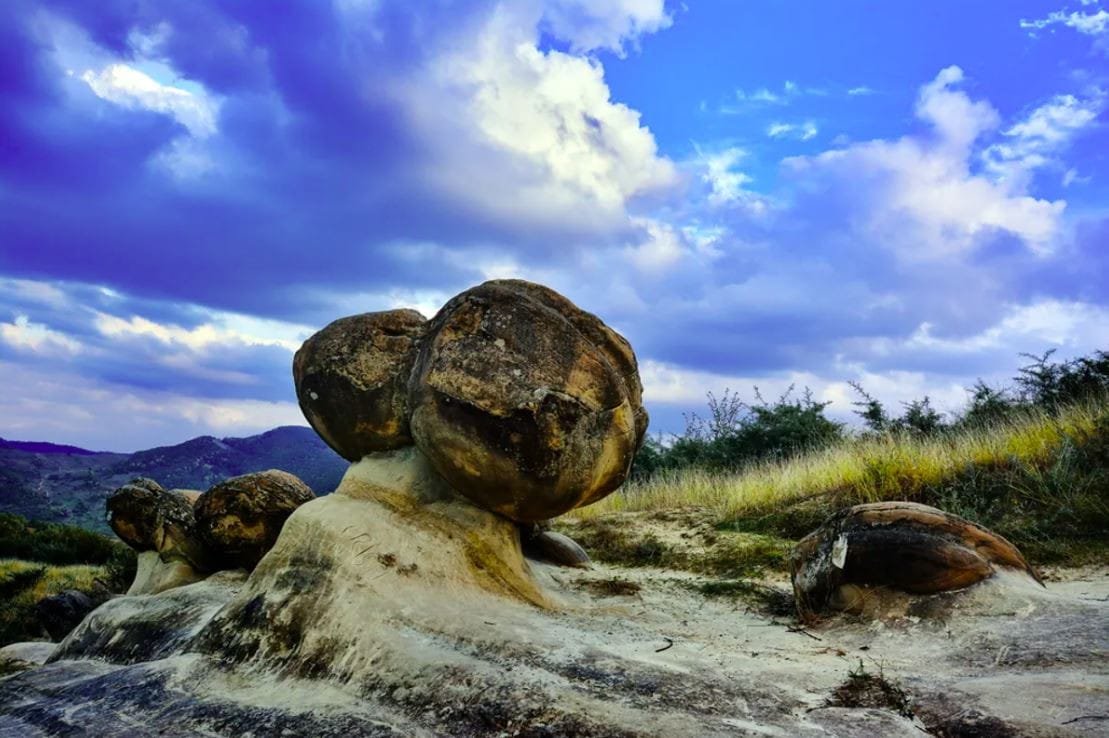 Costești Kasabası ve Trovantların Sırları