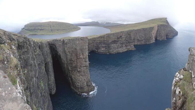 faroe-adalarindaki-s-rv-gsvatn-golu-okyanusun-uzerinde-yuzen-bir-goz-alici-illuzyon-39X6nuTM.jpg