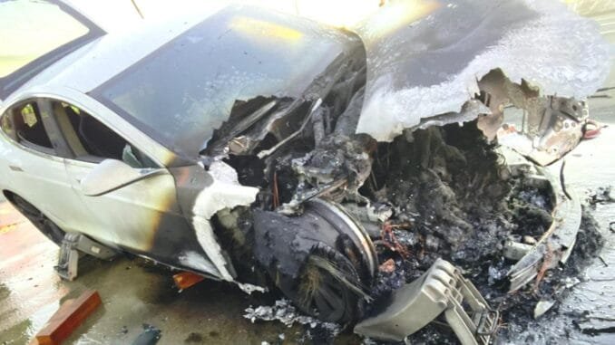 tesla-model-s-yangini-sacramentodaki-olayin-detaylari-wRjStuW9.jpg