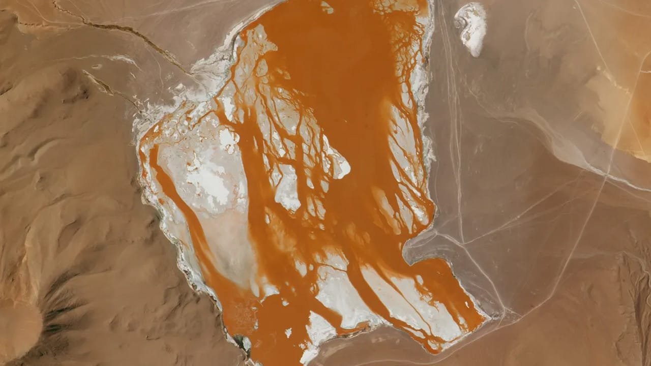 Uzaydan Görülen Kırmızı Su Kütleleri: Gizemli Güzellikler