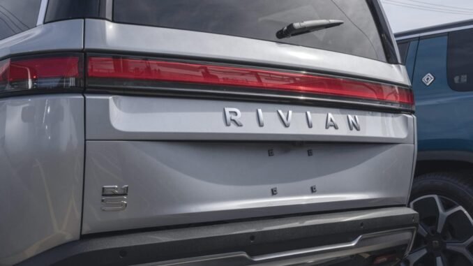 rivian-fabrikasinda-otopark-yangini-elektrikli-araclar-zarar-gordu-k5VjOa4P.jpg